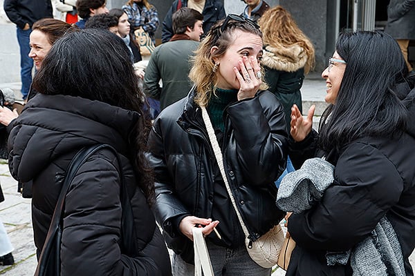 Instantes previos al inicio del examen MIR donde se han producido numerosos reencuentros. 