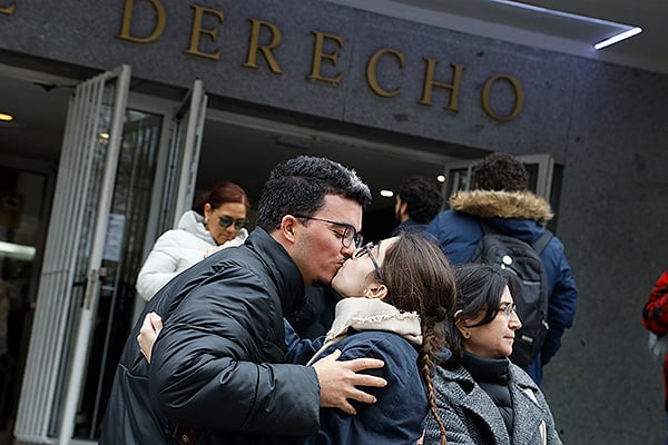 Último beso antes de comenzar el examen MIR. 