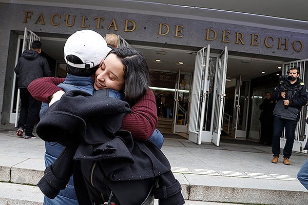 El nerviosismo se percibe en el aire mientras los aspirantes se disponen a comenzar el examen MIR.