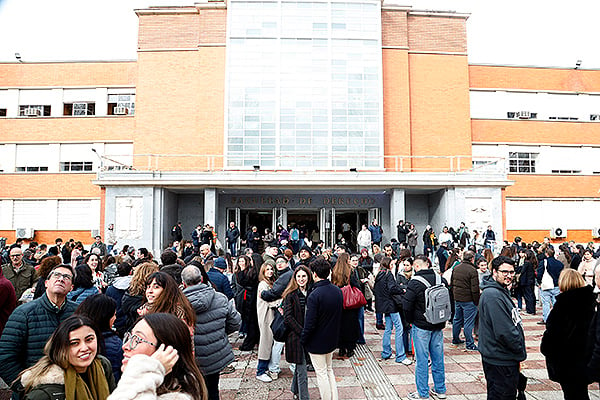 Aspirantes tomando aire antes de entrar al examen MIR, una prueba de resistencia intelectual y emocional.