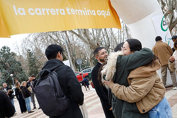 Los últimos abrazos antes de enfrentarse al examen MIR, un desafío que marcará el futuro de la Medicina.