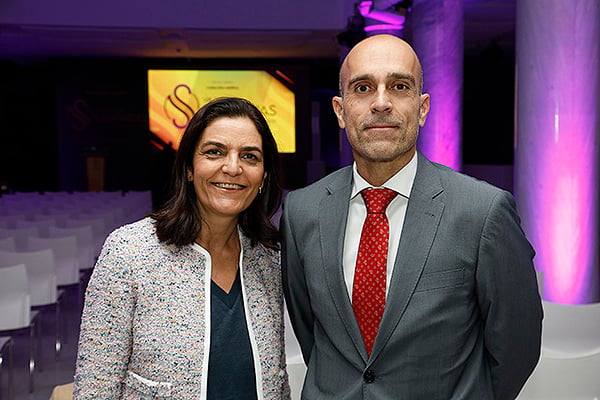 Silvia Sánchez Ramón, presidenta de la Sociedad Española de Inmunología y jefa del Servicio de Inmunología del Hospital Clínico de San Carlos; y Ricardo López. 