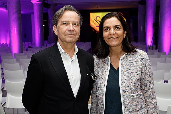 Pierre D'Argyll, marido de Silvia Sánchez Ramón; y Silvia Sánchez Ramón, presidenta de la Sociedad Española de Inmunología y jefa de Servicio de Inmunología del Hospital Clínico San Carlos.