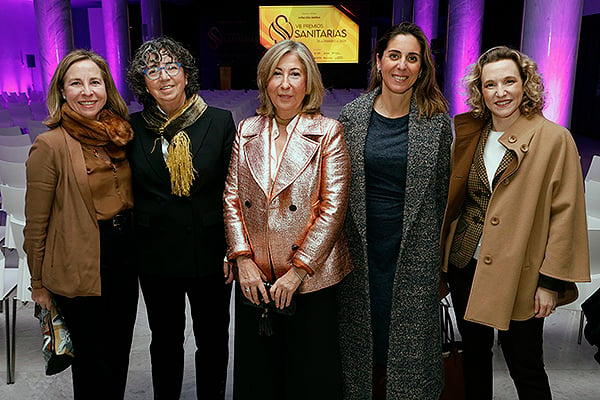 Piedad García, vocal de Oficinas de Farmacia del CGCOF; Millagros López-Ocáriz, presidenta del COF de Álava; Sara Catrain, presidenta del COF de A Coruña; María Concepción Sánchez, presidenta del COF de Guadalajara; y María García, presidenta del COF de Cantabria.