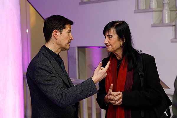 Óscar López charla con Mara Dierssen, jefa del Grupo de Neurobiología Celular y de Sistemas del Centro de Investigación Biomédica del Centro de Regulación Genómica.