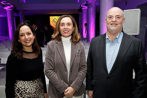 Angélica Alarcón, jefa de Comunicación; Elisa Tarazona, consejera delegada; y Alberto de Rosa, CEO; todos ellos de Ribera Salud. 