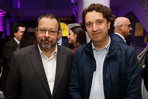 César Hernández y Pablo Crespo, secretario general de la Federación Española de Empresas de Tecnología Sanitaria (Fenin). 