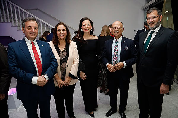 Evelio Robles, presidente del Colegio Oficial de Médicos de Cáceres; Manuela García; Sara García Espada; Pedro Hidalgo; y Juan José Hernandez, presidente del Colegio Oficial de Farmacéuticos de Cáceres.