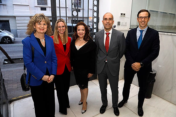 Elvira Velasco, portavoz del Grupo Popular en la Comisión de Sanidad del Congreso de los Diputados; Laura Gutiérrez, viceconsejera de Sanidad de la Comunidad de Madrid; Fátima Matute; Ricardo López; y Antonio Cavacasillas, portavoz de Sanidad del Grupo Popular en la Asamblea de Extremadura.