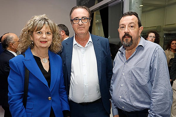 Elvira Velasco; Víctor Pedrera, secretario general de la Confederación Española de Sindicatos Médicos; y José María Soto, vicesecretario general de la Confederación Española de Sindicatos Médicos.