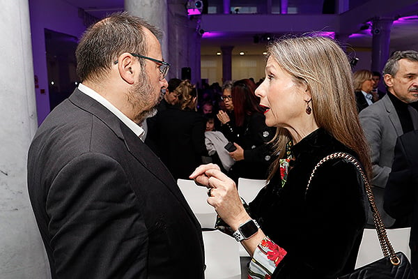 César Hernández, director general de Cartera Común de Servicios del Sistema Nacional de Salud y Farmacia del Ministerio de Sanidad, charla con María Jesús Lamas, directora de la Agencia Española de Medicamentos y Productos Sanitarios (Aemps). 