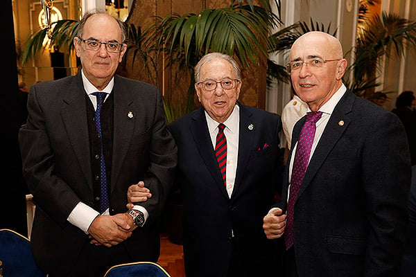 Luis Campos, presidente de AMA, Diego Murillo; y Carlos R. Arjona, presidente del Colegio de Médicos de Cáceres.