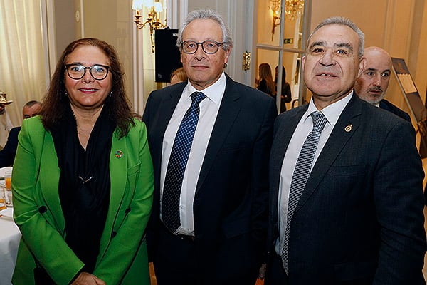 Manuela García Romero, vicepresidenta segunda de la OMC; Tomás Toranzo, presidente de la Confederación Estatal de Sindicatos Médicos; y José María Rodríguez Vicente.