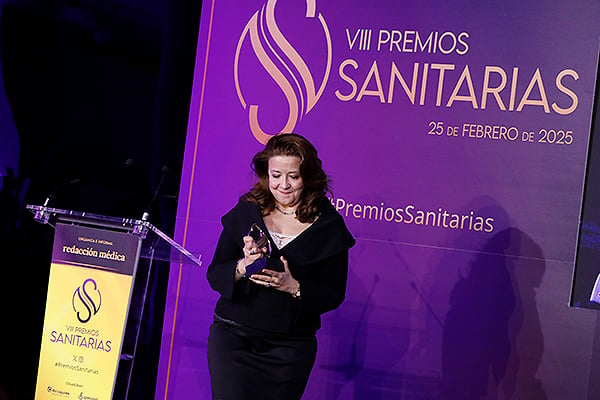 Fátima Matute junto a su premio.