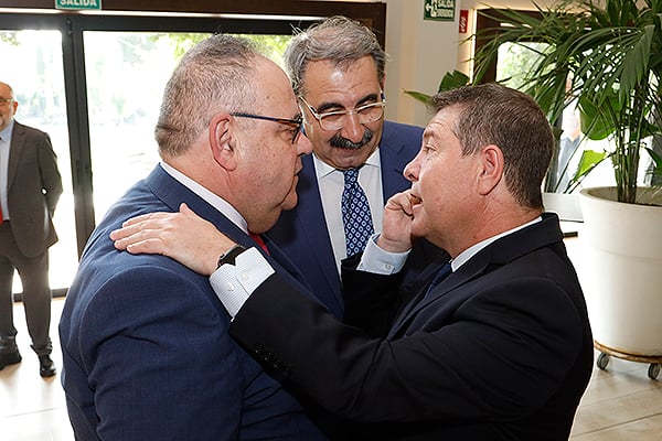 Alejandro Vázquez, consejero de Sanidad de Castilla y León, saluda a Emiliano García-Page y a Jesús Fernández Sanz. 