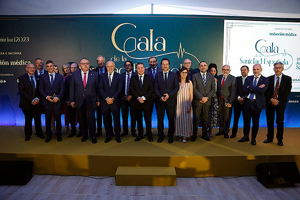 El presidente de Castilla-La Mancha, Emiliano García-Page, y José María Pino, presidente editor de Redacción Médica, posan con los premiados y asistentes a la Gala de la Sanidad Española.