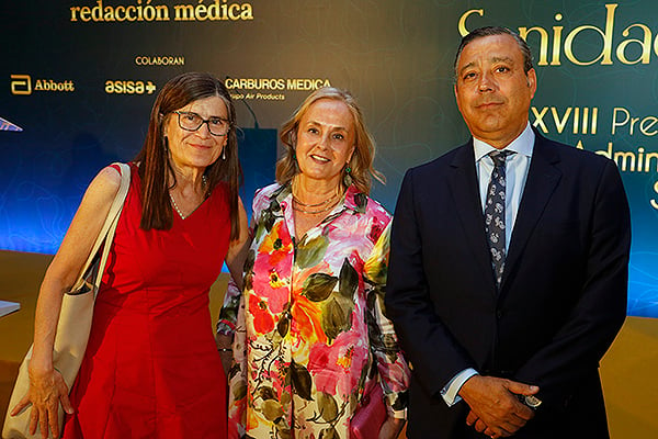 Pilar Aparicio; Margarita Alfonsel, secretaria general de la Federación Española de Empresas de Tecnología Sanitaria (Fenin); y Óscar Castro, presidente del Consejo General de Dentistas de España. 