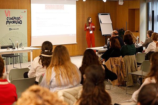 Aspecto de la sala durante la presentación de Sara de Antonio: 'Urgencias toxicológicas en Atención Primaria. Un recordatorio'.