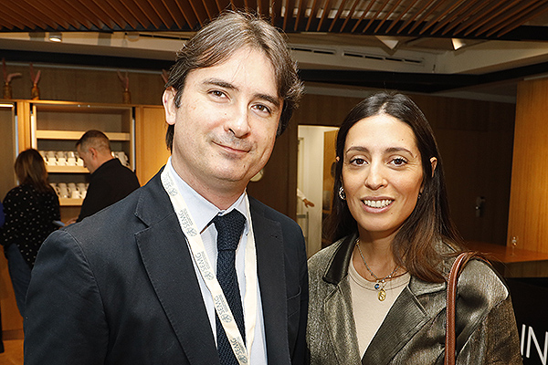 Felipe Villar, jefe Asociado de Neumología en el Hospital Fundación Jiménez Díaz ; y Elvira Higueras Vallejo, Medical Scientific Liaison antiinfective de Pfizer.