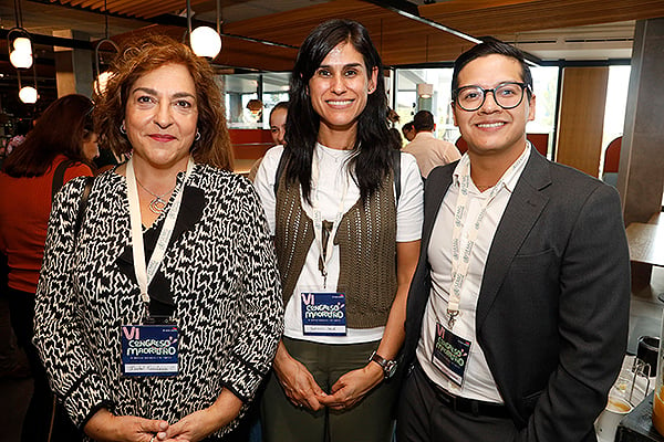 Isabel Egocheaga, médica de Familia del Centro de Salus Isla de Oza; Yasmín Drak, médico de Familia en el Centro de Salud Sánchez Morate; y Gustavo Garibaldi, médico de Urgencia en Cualtis.