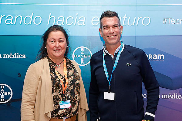 Sonnia Alguacil, Key Account Manager de Diagnósticos de Bayer; junto a Jesús Borrego, jefe de Servicio de Radiodiagnóstico del Hospital El Pilar.