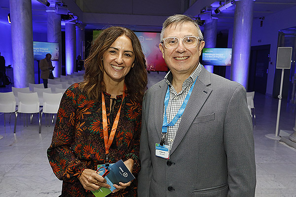 Sonia Grande, Key Account Manager en Bayer; y Carlos López, jefe de Servicio de Radiología del Hospital de Ciudad Real.