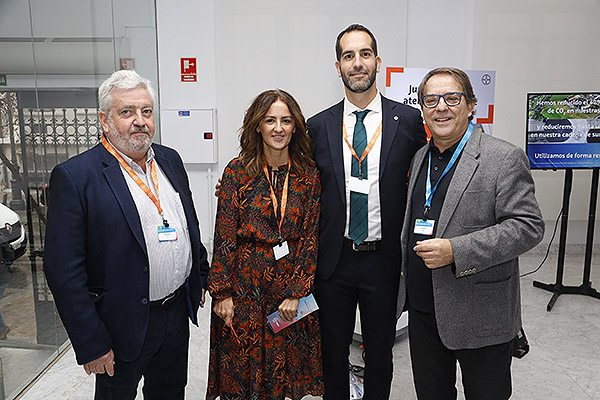 Julio Antonio Royo, Key Account Manager de Bayer; Sonia Grande; David Pérez y Pedro Andrada, subdirector de Infraestructuras y Servicios Técnicos del Servicio de Salud del Principado de Asturias (SESPA).