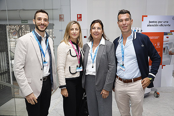 Javoer Ruiz, supervisor de Radiología del Hospital Quirón; Nadine Romera, coordinadora de la Unidad de Diagnóstico por imagen del Hospital Quirón Barcelona; María Teresa Llorens; y Jesús Borrego.