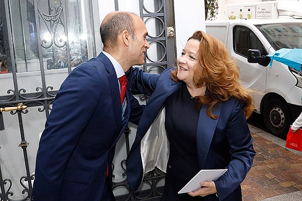 Ricardo López saludando a Fátima Matute.