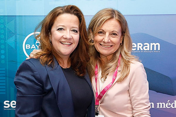 Fátima Matute junto a Marina Álvarez, jefa de Servicio de Radiología del Hospital Reina Sofía.