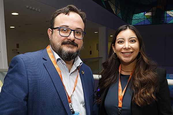 Sergio García, Clinical Sales Specialist Bayer Radiology Hispania de Bayer; y Daniela Ortiz, directora de Marketing en Radiología de Bayer.