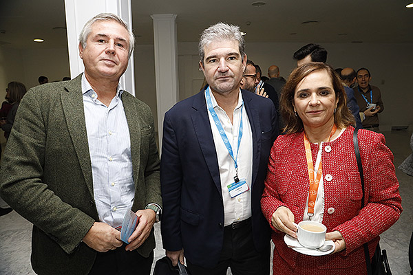 Gonzaga Garat, director de expansion de HT Médico; Antonio Luna; y Milagros Otero.