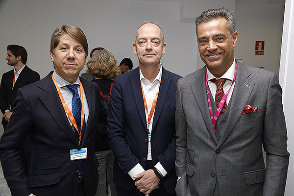 José Luis Arjona, director de Ingeniería, Inversiones y Mantenimiento, Gestión y Servicios Generales del Hospital Universitario Virgen del Rocío; Sergio Garrido; y Carlos Muñoz.