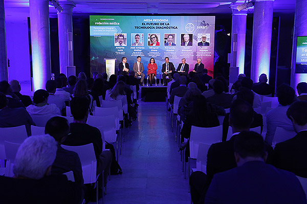 Aspecto de la sala durante la mesa de debate sobre  el futuro de la tecnología diagnóstica.