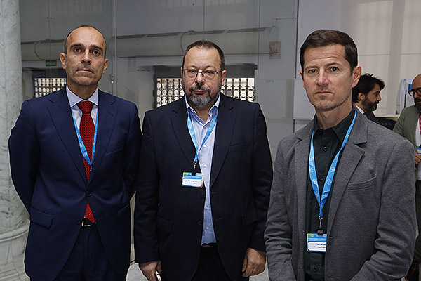 Ricardo López, César Hernández, director general de Cartera Común de Servicios del Sistema de Salud y Farmacia del Ministerio de Sanidad; y Óscar López.