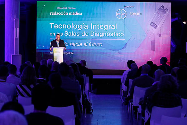 Aspecto de la sala durante la ponencia de César Hernández sobre la renovación tecnológica y contratos públicos: modelos de financiación. 