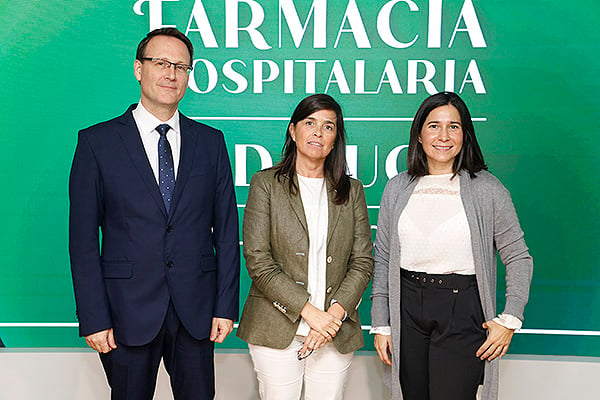 José Antonio Morales, farmacéutico Especialista y Responsable de la Unidad de Investigación Biomédica del Hospital Torrecárdenas (Almería); Begoña Tortajada, jefa del Servicio de Farmacia del Hospital Regional de Málaga; y María Espinosa, farmacéutica Especialista del Servicio de Farmacia del Hospital Regional de Málaga. 