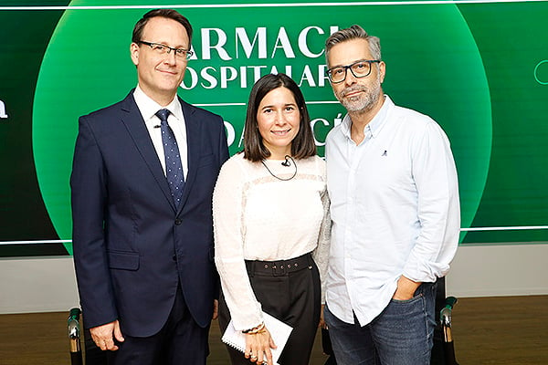 José Antonio Morales, María Espinosa y Sergio Fernández Espínola, jefe del Servicio de Farmacia del Hospital de Antequera (Málaga).