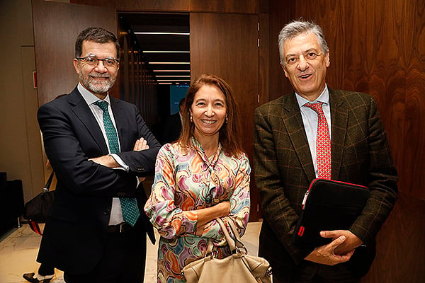 Joseba Campos, director general de la Clínica Universitaria de Navarra; Rosa Roldán, responsable de Gestión de Proyectos y Calidad del IDIS; e Iñigo Goenaga, director de desarrollo Corporativo en Clínica Universidad Navarra.