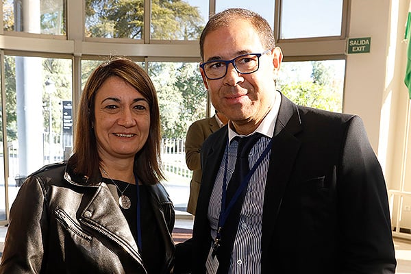 Caridad Pavón y Óscar Francisco Talavera, director general de Hospitales del Servicio de Salud de Castilla-La Mancha (Sescam).