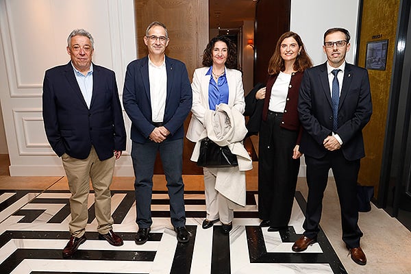 Mariano Pastor, presidente de Fenaer; David De la Rosa, presidente de Separ; Lourdes Cañón, responsable del Foro Autonómico de Tabaquismos Separ por Extremadura; Esther Pastor, secretaria del Grupo de Tabaco de Separ; Carlos Rabade, director del Comité Organizador de los 30 años de Tabaquismos de Separ.