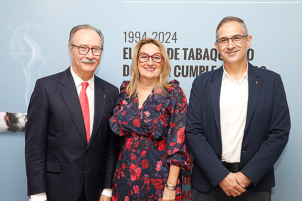 Carlos A. Jiménez, Ángela Crespo, directora general de Aflofarm, y David de la Rosa.