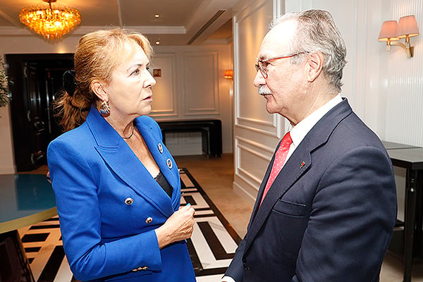 Nicole Hass, portavoz de la Asociación de Pacientes con APEPOC; y  Carlos A. Jiménez.