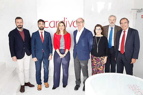 Javier Gogénola, responsable de Logística de Cardiva; Roberto Ronda, alcalde de San Agustín de Guadalix; Pilar Jimeno, directora general de Inspección y Ordenación Sanitaria de la Comunidad de Madrid; Ignacio Vega, presidente de Cardiva; Covadonga Vega, directora general de Cardiva; Agustín Canales, director de Traumatología de Cardiva; y Carlos Ibares, director de Desarrollo Estratégico de Cardiva. 