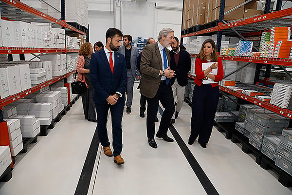 Agustín Canales, director de Traumatología de Cardiva, ha sido el encargado de hacer la ruta por el centro logístico a Pilar Jimeno, directora general de Inspección y Ordenación Sanitaria de la Comunidad de Madrid, y a Roberto Ronda, alcalde de San Agustín del Guadalix.