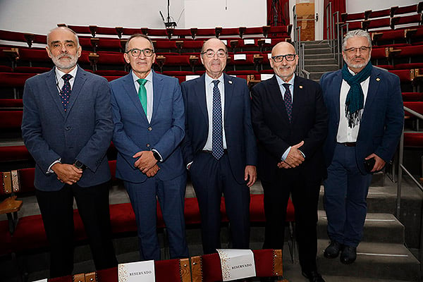 Ezequiel Arranz, coordinador del grupo de Diabetes Endocrinología y Metabolismo de Semergen; Francisco Martínez, presidente de Eemergen de Castilla y León; Gregorio Mediavilla, presidente de semergen del País Vasco; Manuel Jiménez, comisario del 50º aniversario de Semergen; e Ignacio Araujo, presidente de Semergen de Extremadura.