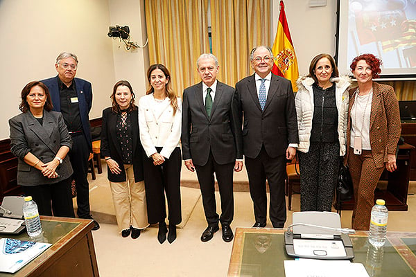 Ana Rosa Rubio; Rafael Molero Gómez, farmacéutico especialista del Servicio Uso Racional del Medicamento y Control de la Prestación de la Consejeria de Salud del Gobierno de Canarias; María Luisa Nicieza, coordinadora de Farmacia del Principado de Asturias; Mar Fábregas, Iñaki Betolaza, Ángel Luis Rodríguez de la Cuerda; María José Piña Vera, farmacéutica del Servicio Uso Racional del Medicamento del Servicio Andaluz de Salud; y Cristina Agudo.