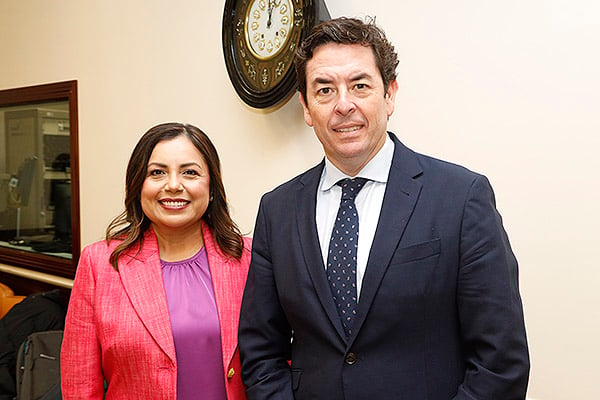 Marisol Atienza, directora de Comunicación de Aeseg; y Manuel Martínez del Peral Mayor, Presidente del Colegio Oficial de Farmacéuticos de Madrid.