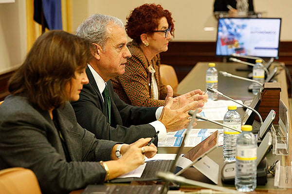 Ana Rosa Rubio, coordinadora del Área de Farmcia del Servicio de Salud de Castilla-La Mancha; Iñaki Betolaza, director general de Farmacia del Departamento de Salud del Gobierno Vasco; y Cristina Agudo, subdirectora de Farmacia y Prestaciones de la Dirección Asistenciañ Sanitaria del Servicio Navarro de Salud-Osasunbidea.