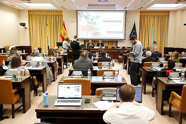 Aspecto de la sala durante la intervención de César Hernández.